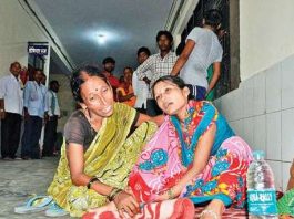 Gorakhpur children death incident, Family members mourn children death in Baba Raghav Hospital, Uttar Pradesh